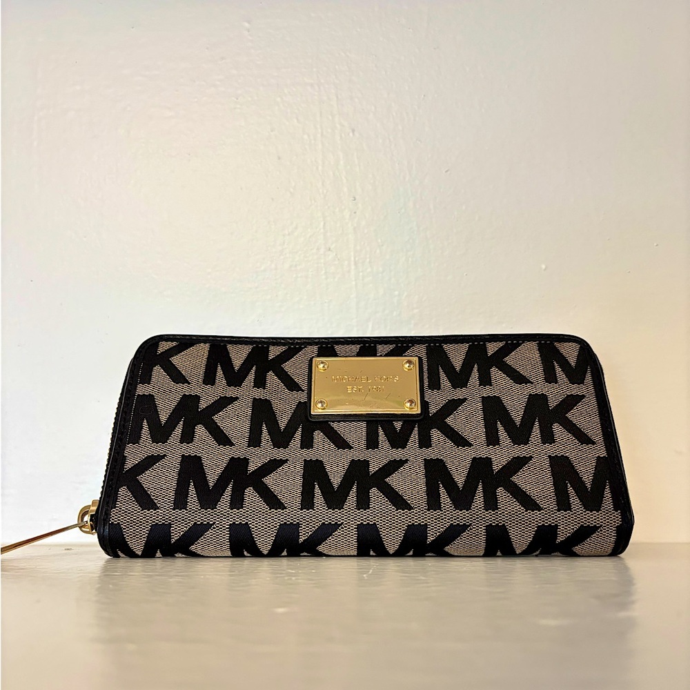 🎈PRICE DROP❤️ MICHAEL KORS Signature Ziparound Wallet in Black & Tan Jacquard!